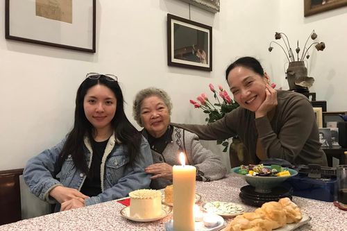 NSND Lê Khanh hé lộ loạt ảnh hiếm với con gái và tâm sự cảm xúc lần đầu làm mẹ