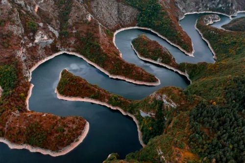 Độc đáo dòng sông nhiều khúc cua như ma trận
