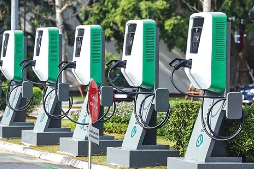 Tài xế hào hứng chờ trạm sạc điện được lắp đặt trong bến xe