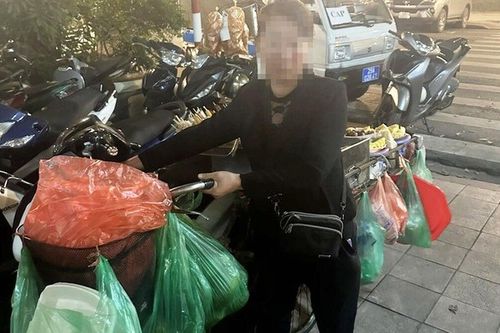 Sự thật clip người bán hàng rong 'ăn vạ' đòi tiền du khách ở Hồ Gươm