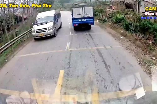 Xe tải đổ dốc 'mất' phanh, tài xế căng thẳng tột độ