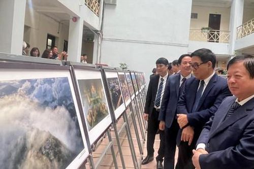 Trưng bày ảnh Hà Nội - Thừa Thiên Huế - thành phố Hồ Chí Minh 'Chung một cơ đồ Việt Nam'