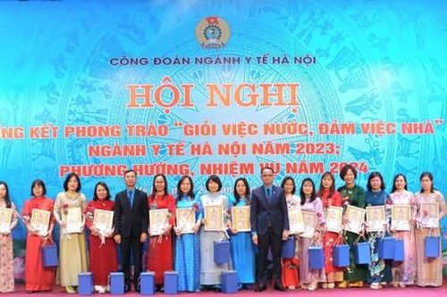 Khen thưởng 175 nữ cán bộ y tế Thủ đô tiêu biểu 'Giỏi việc nước, đảm việc nhà'