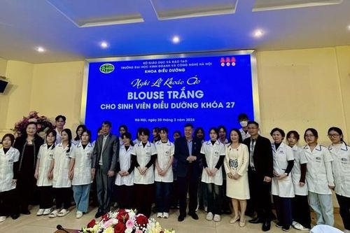 Khoác blouse trắng cho sinh viên đi thực hành tại bệnh viện