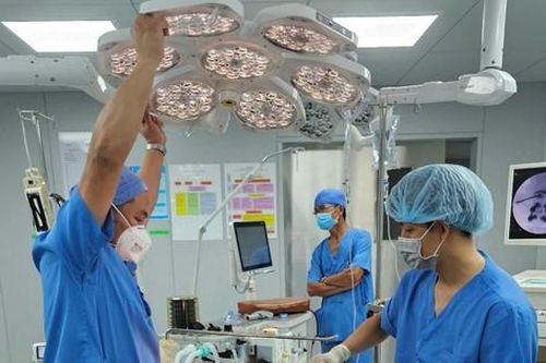 Một bệnh nhân phải ngồi xe lăn nhiều năm, nhờ 2 bệnh viện chung tay đã thoát liệt