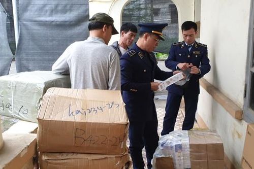 Phát hiện hàng nghìn chiếc cốc, khẩu trang, găng tay… nhập lậu