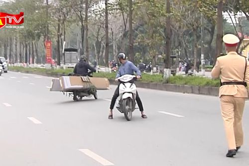 Những pha quay đầu bất chấp nguy hiểm của lái xe chở hàng cồng kềnh