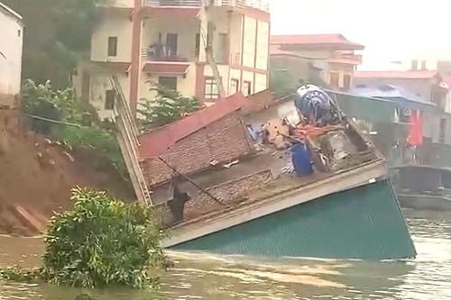 Sông Cầu 'nuốt chửng' nhà dân, Bắc Ninh công bố tình huống khẩn cấp