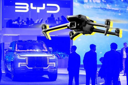 Xe điện Trung Quốc được bán kèm drone