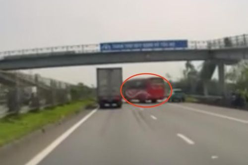 Xe khách lách làn ẩu gặp ngay cảnh sát giao thông