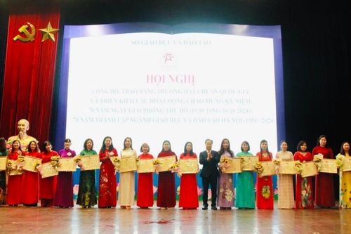 Hà Nội: trao bằng công nhận chuẩn quốc gia cho 167 trường
