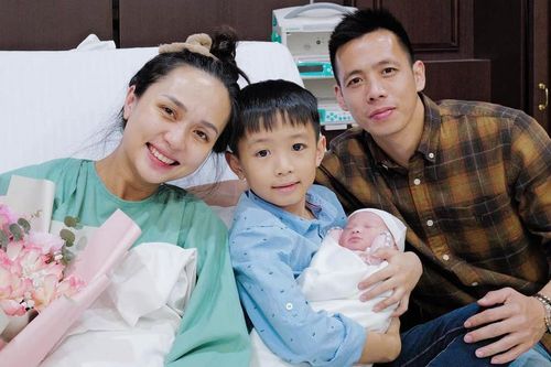 Văn Quyết khoe 'công chúa nhỏ' mới sinh, dân mạng đồng loạt gửi lời chúc mừng