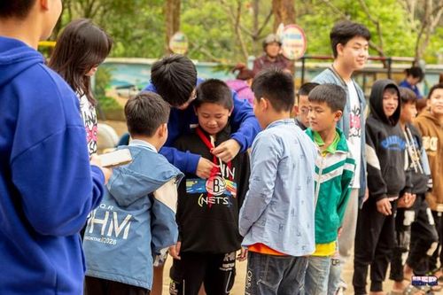 Teen Hà Nội 'giải cứu' bánh kẹo Tết, mang 5 tấn quà tặng trao trẻ em vùng cao
