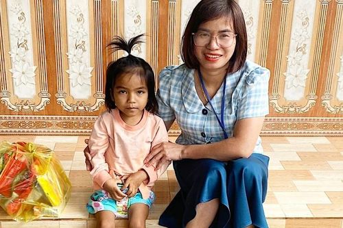 Cháu Y Kiều Phương chờ ngày tự đi trên đôi chân của mình