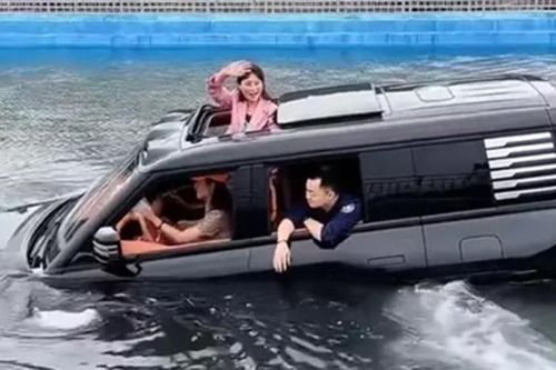 YangWang U8 của Trung Quốc giá 3,58 tỷ đồng lần đầu... tắm sông