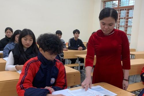 Cô giáo Tày 'sát cánh' cùng học trò nghèo