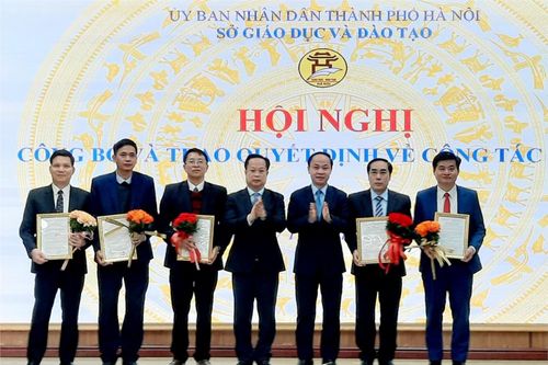 Sở GD&ĐT Hà Nội trao quyết định bổ nhiệm cho một số hiệu trưởng trường THPT