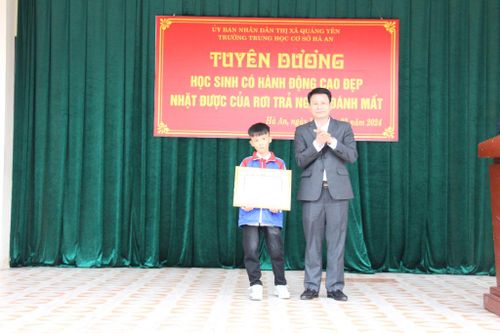 Nam sinh lớp 6 ở Quảng Ninh trả lại hơn 14 triệu đồng cho người đánh rơi