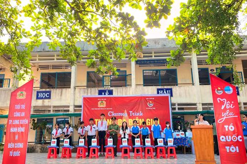 Sôi động chương trình Tháng Ba biên giới của Tuổi trẻ Công an TP Long Xuyên