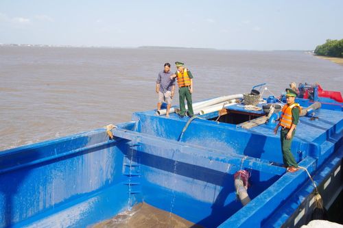 Điều tra, xử lý 4 phương tiện vận chuyển cát trái phép trên sông