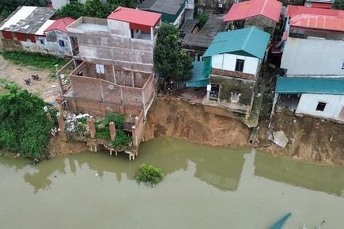 Sạt lở đê sông Cầu ở Bắc Ninh: Những căn nhà bị 'nuốt' chửng