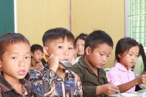 Chậm nguồn gạo hỗ trợ: Trường học phải mua nợ giá cao, vay ăn từng ngày
