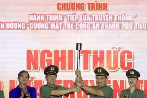 Công an TPHCM tiếp lửa truyền thống và tuyên dương Gương mặt trẻ CATP tiêu biểu
