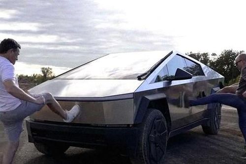 Tesla khẩn cầu khách hàng thôi 'hành hạ' xe bán tải điện