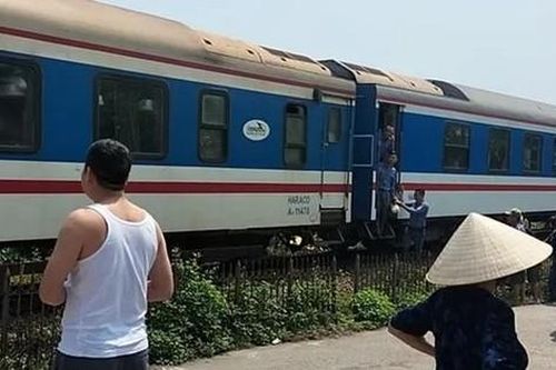 Xe máy va chạm tàu hỏa, nhân viên giao hàng tử vong