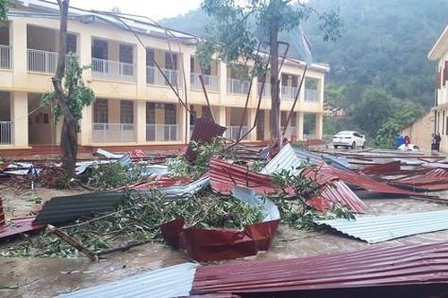 Gió lốc, mưa đá gây nhiều thiệt hại tại xã biên giới ở Sơn La