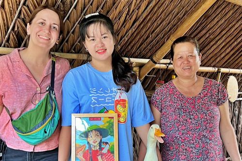 Cô gái miền Tây đổi đời nhờ vịt con duyên dáng, bất ngờ nổi tiếng châu Á