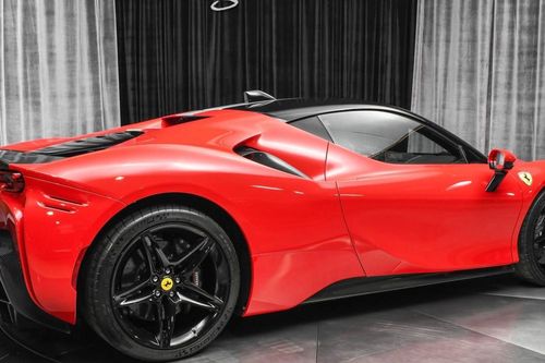 Bắt gặp siêu xe Ferrari SF90 Stradale tại Hà Nội với loạt trang bị tiền tỷ