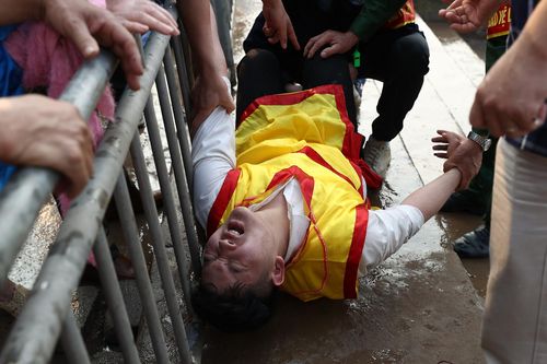 Hình ảnh lạ lẫm ở lễ rước kiệu Thánh phải lội xuống ao