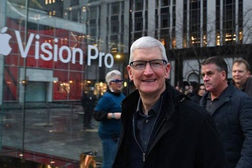 Tim Cook thăm Trung Quốc giữa lúc Mỹ kiện Apple