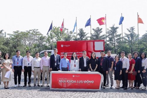 Nha khoa lưu động - sự chia sẻ thiết thực của sinh viên trường Đại học Văn Lang