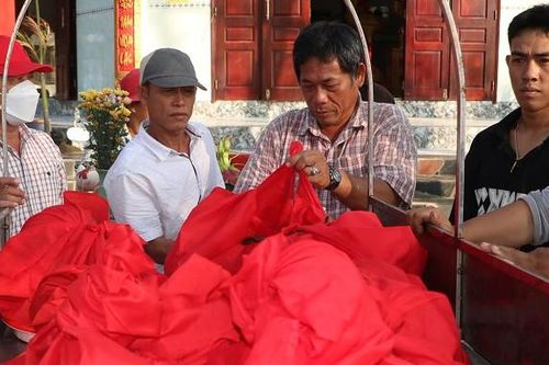 Người dân làng chài làm điều đặc biệt ở nghĩa địa cá Ông lớn nhất Việt Nam