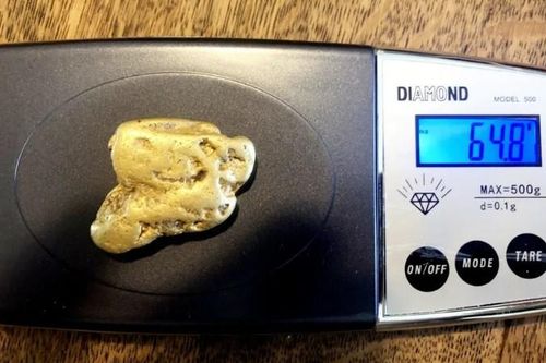 Người đàn ông phát hiện cục quặng vàng 64,8g, ước tính hơn 940 triệu đồng