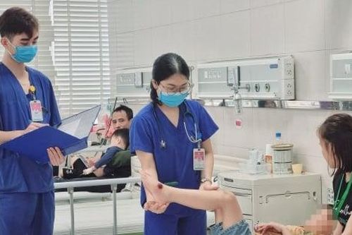 Bé 7 tuổi mắc bệnh cực hiếm gặp gây liệt tứ chi