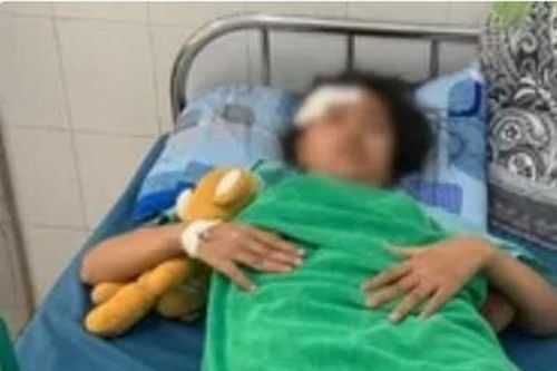 Tạm giữ hình sự cha dượng chém con riêng của vợ bị thương nặng