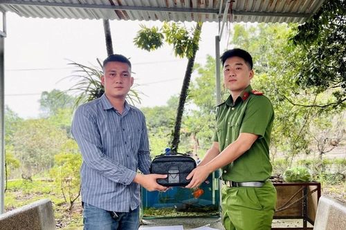 Chiến sỹ công an trao trả 200 triệu đồng và điện thoại giá trị cho du khách