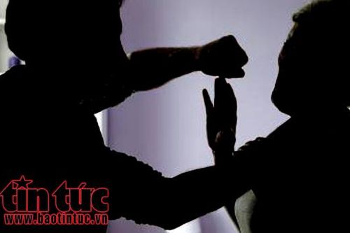 Tạm giữ người đàn ông hành hung con riêng của vợ