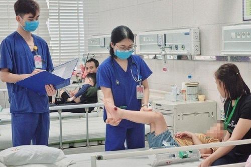 Bé trai 7 tuổi bất ngờ yếu liệt tứ chi vì căn bệnh hiếm gặp ở trẻ nhỏ