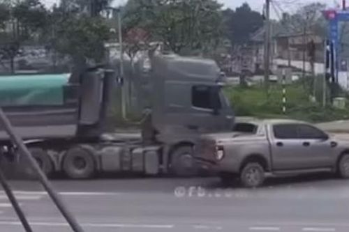 Tài xế xe tải đâm ô tô bán tải sang đường ẩu