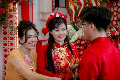 Gia thế của cô dâu hot nhất Cần Thơ: Bố nuôi sở hữu dàn siêu xe 500 tỷ, bố ruột mở salon ô tô