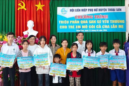 Trao 32 phần quà từ Chương trình 'Triệu phần quà san sẻ yêu thương' ở Thoại Sơn