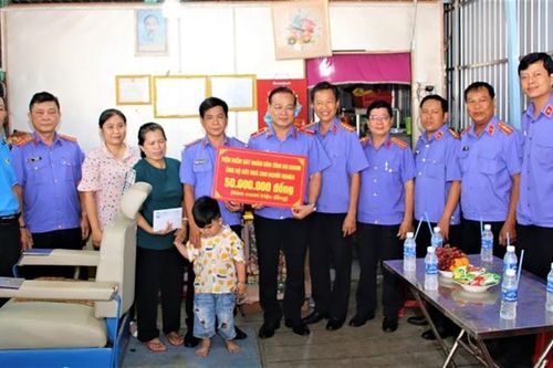 Viện trưởng Viện Kiểm sát Nhân dân tỉnh An Giang trao tiền hỗ trợ cất nhà cho công đoàn viên khó khăn