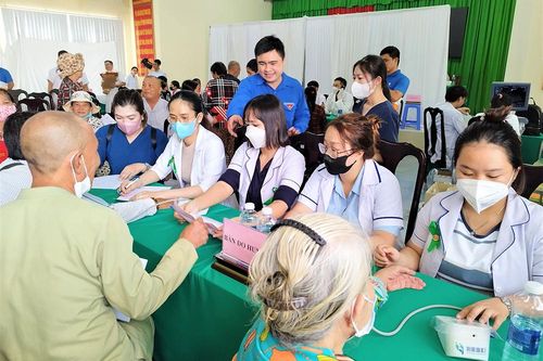 Thành đoàn Châu Đốc tổ chức khám bệnh, cấp thuốc miễn phí cho người dân khó khăn