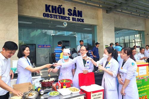 Sôi nổi hoạt động 'Gánh hàng rong' tại Bệnh viện Sản-Nhi An Giang