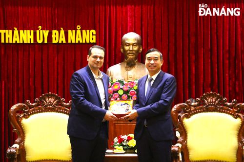 Chủ tịch UBND thành phố Lê Trung Chinh tiếp Thượng Nghị sỹ, Ủy viên Bộ Chính trị Đảng Cộng sản Pháp