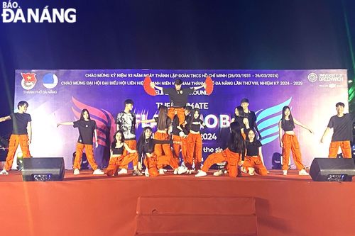 Sôi động cuộc thi nhảy hiện đại bên bờ sông Hàn